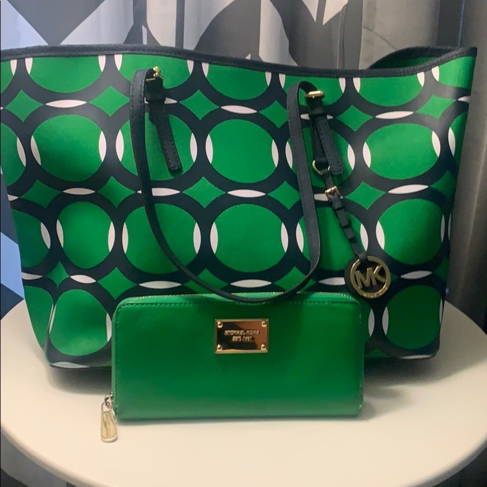 Authentic Michael Kors large spring tote w/ wallet